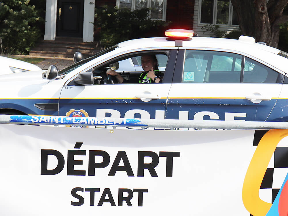 Police officer giving a thumbs up at the 2023 Défi 5 KM