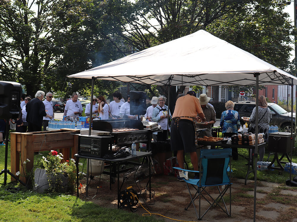 People getting food at the BBQ during the 2023 Défi 5 KM